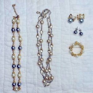 2 Pearl Necklaces & 2 Pairs of Pearl Earrings & a Pearl Brooch (Vintage)